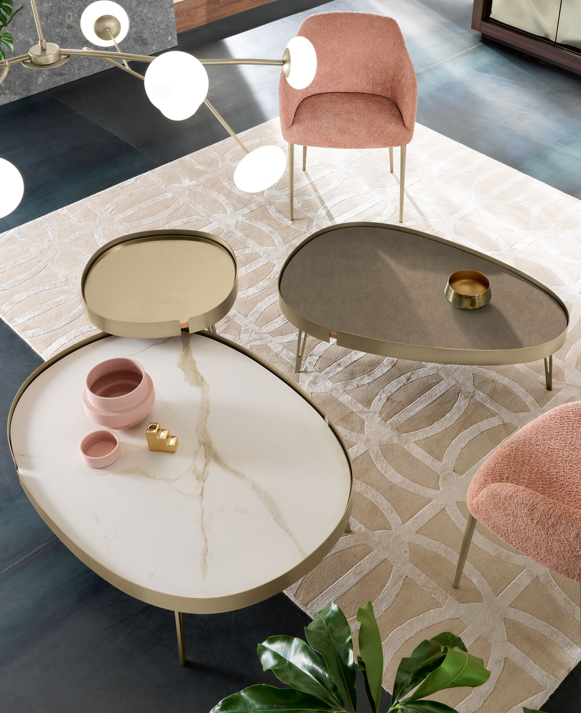 Tavolino da salotto ovale con piano in vetro grande - Bianco e Foglia  Argento