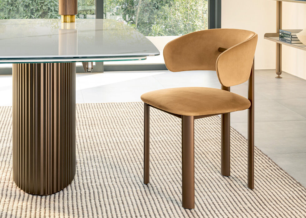 Sedia poltroncina di Design - Velvet, Riflessi Avvolgente come un abbraccio, silenziosa come la vera eleganza. La sedia di design Velvet unisce l’anima morbida del design al rigore elegante dei materiali